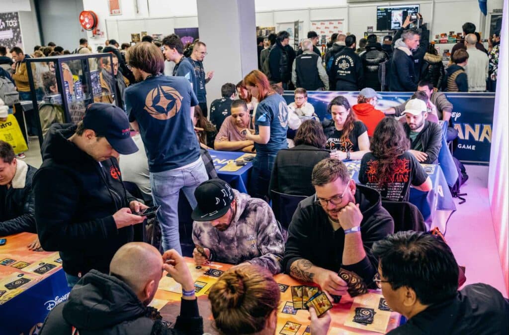 Besucher spielen und traden auf einer Trading-Card-Messe